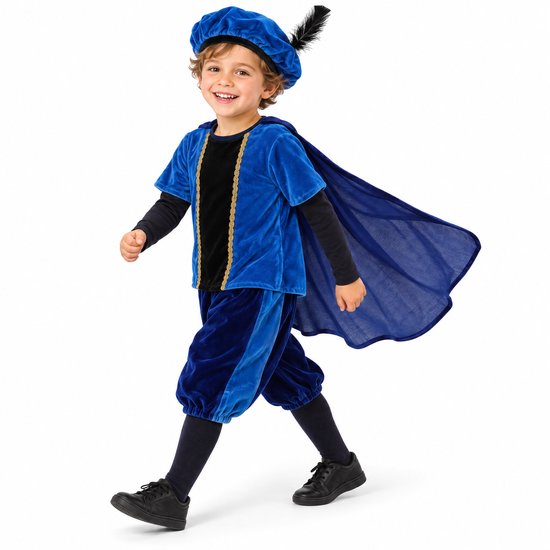Kind in blauw fluwelen Pietenpak met zwarte accenten, cape en baret met zwarte veer, stappend tegen witte achtergrond.