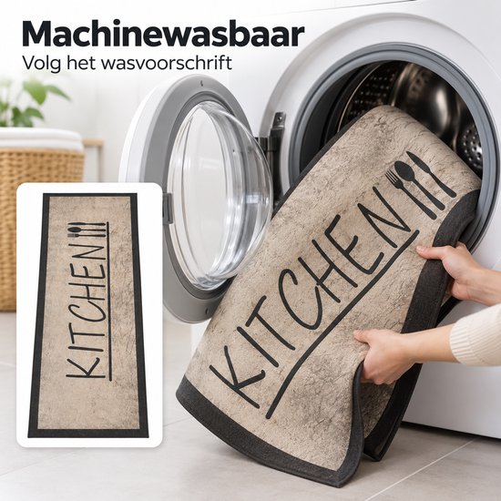 Beige keukenmat met zwarte rand en tekst 'KITCHEN' wordt in een wasmachine geplaatst.