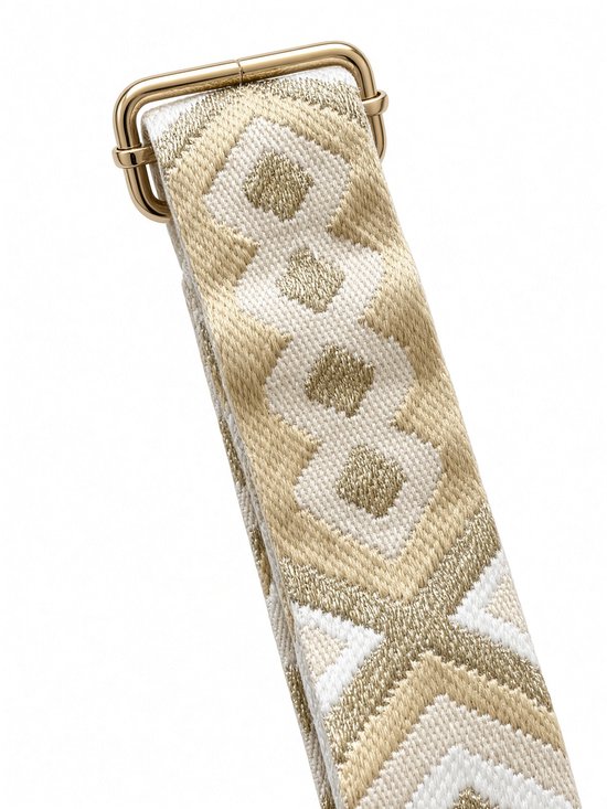 Detailopname van de beige en gouden geweven schouderband met goudkleurige hardware op een witte achtergrond.