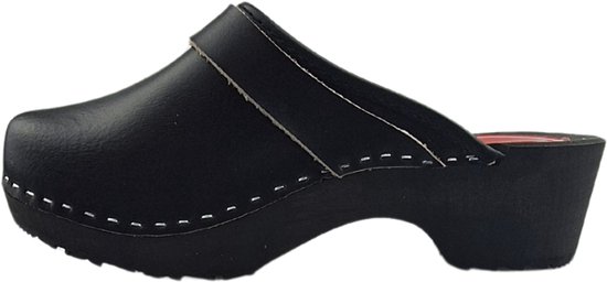 Zwarte leren klomp met witte stiksels en een leren band over de wreef.