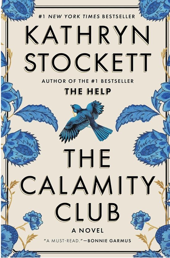 Boekomslag van The Calamity Club door Kathryn Stockett met blauwe bloemendecoraties en een blauwe vogel op een crèmekleurige achtergrond.
