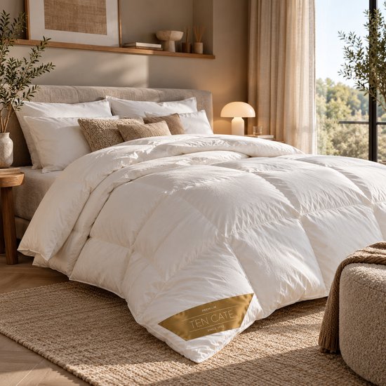 Luxe wit donzen Ten Cate dekbed in een lichte slaapkamer met een beige interieur en natuurlijke texturen.