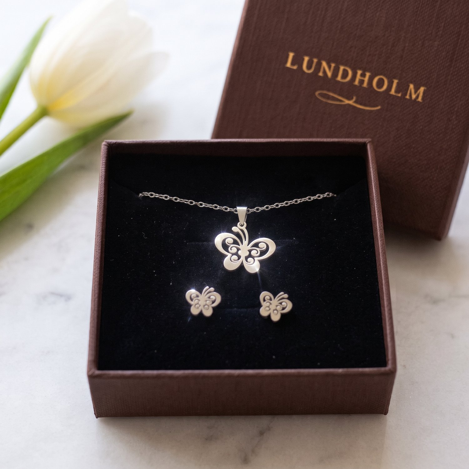 Lundholm Edda Sieradenset Dames Zilverkleurig - Ketting 45 cm met Vlinder Hanger en Vlinder Oorknopjes - Premium Stainless Steel - Set Ketting en Oorbellen - Waterproof & Hypoallergeen - Cadeau voor Haar