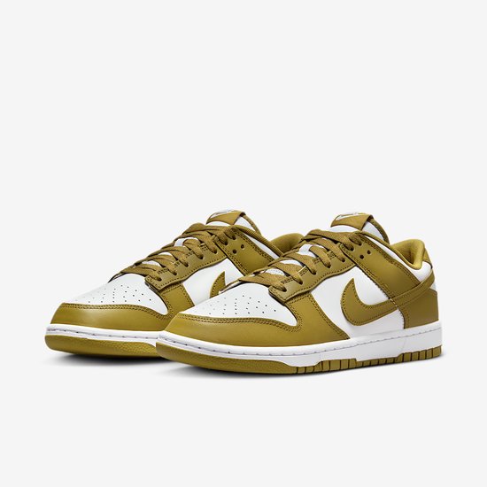 Schuin vooraanzicht van een paar olijfgroene en witte Nike Dunk Low sneakers.