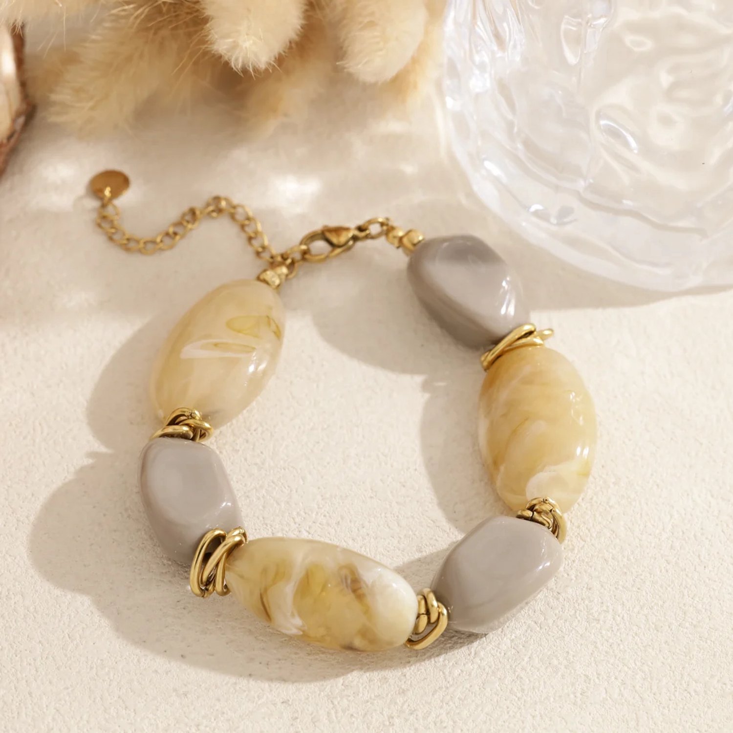 Armband met Grote Marmerlook Kralen – Crème & Geelgoud – RVS – 20 cm + 5,5 cm