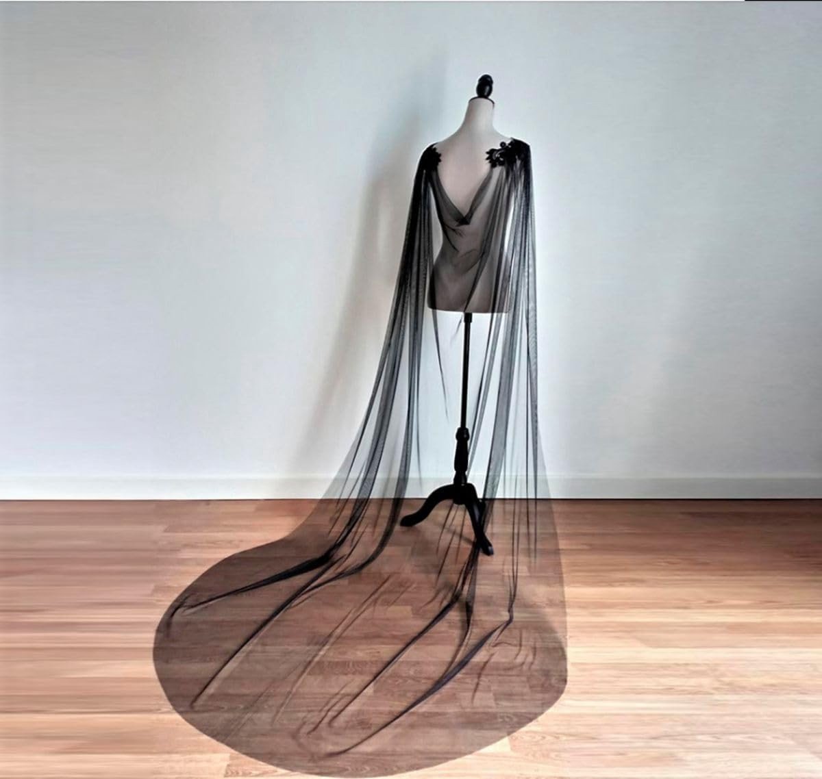 Elegante trouwsluier van zacht tule met cape en schouderdetails, perfecte haaraccessoires voor bruiden, trouwaccessoires voor een onvergetelijke dag