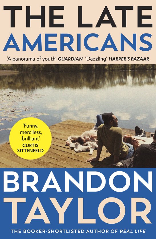Boekomslag 'The Late Americans' door Brandon Taylor. Een groep jongeren ontspant op een houten pier bij een meer.