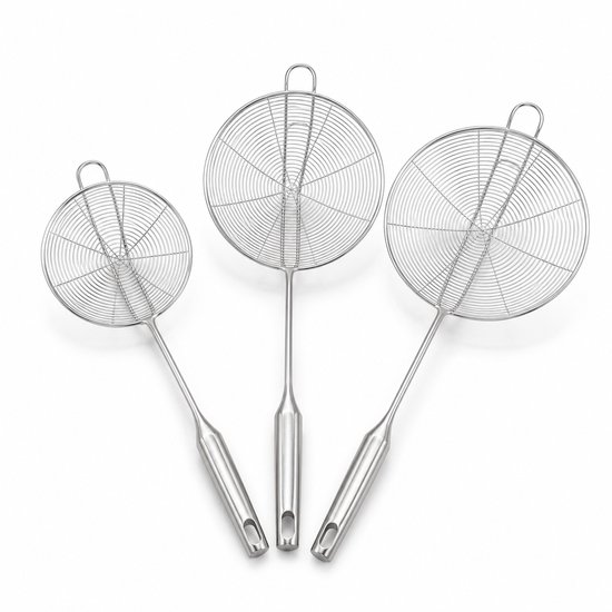 Trois écumoires argentées en acier inoxydable de différentes tailles, avec des têtes rondes en spirale et de longs manches.