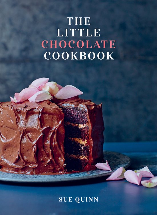 Het omslag van 'The Little Chocolate Cookbook' door Sue Quinn, met een dikke chocoladetaart versierd met roze bloemblaadjes.
