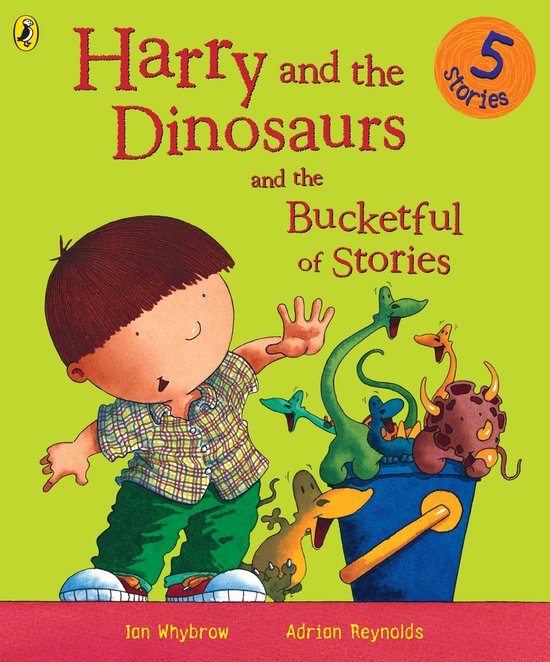 Boekillustratie: Harry met een ruitjeshemd en groene broek, omringd door vijf dinosaurus-speeltjes uit een blauwe emmer. Titel: Harry and the Dinosaurs and the Bucketful of Stories.