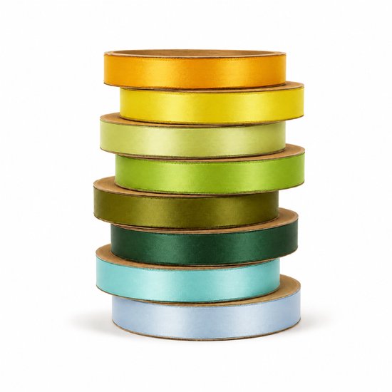 Stapel satijnen linten in de kleuren geel, oranje, groen en blauw op kartonnen spoelen.
