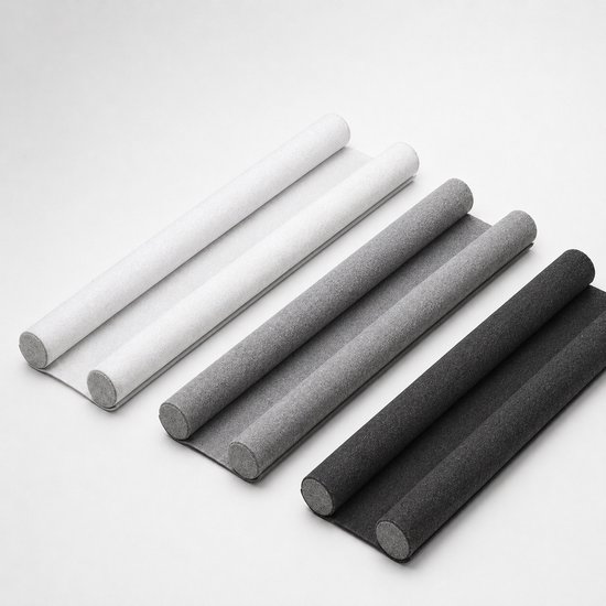 Drie dubbele deurafdichtingsstrips in wit, grijs en zwart, liggend op een witte achtergrond.