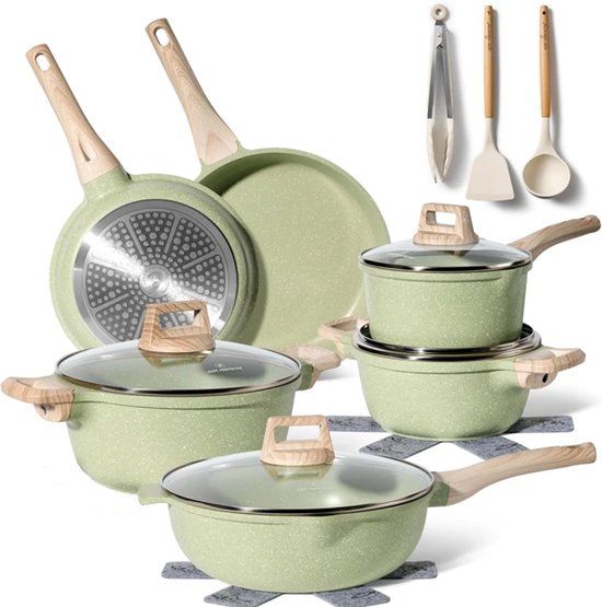 Service de casseroles vert pâle avec revêtement antiadhésif, poignées en bois et ustensiles de cuisine, organisé.