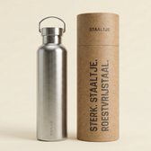 Zilverkleurige RVS thermosfles met "STAALTJE" logo en bijpassende cilinderverpakking met tekst.