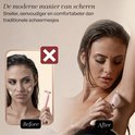Vrouw gebruikt roze ladyshave in de oksel, 'voor' en 'na' vergelijking met scheermes.