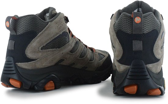 Achteraanzicht van twee Merrell Moab 3 wandelschoenen in olijfgroen, met zwart hielstuk en oranje accenten.