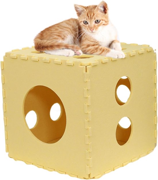Gele viltkubus met gaten als kattenhol met een cyperse kat bovenop.