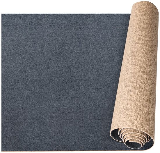 Antracietkleurige badmat, met beige geribbelde onderkant die gedeeltelijk is opgerold.