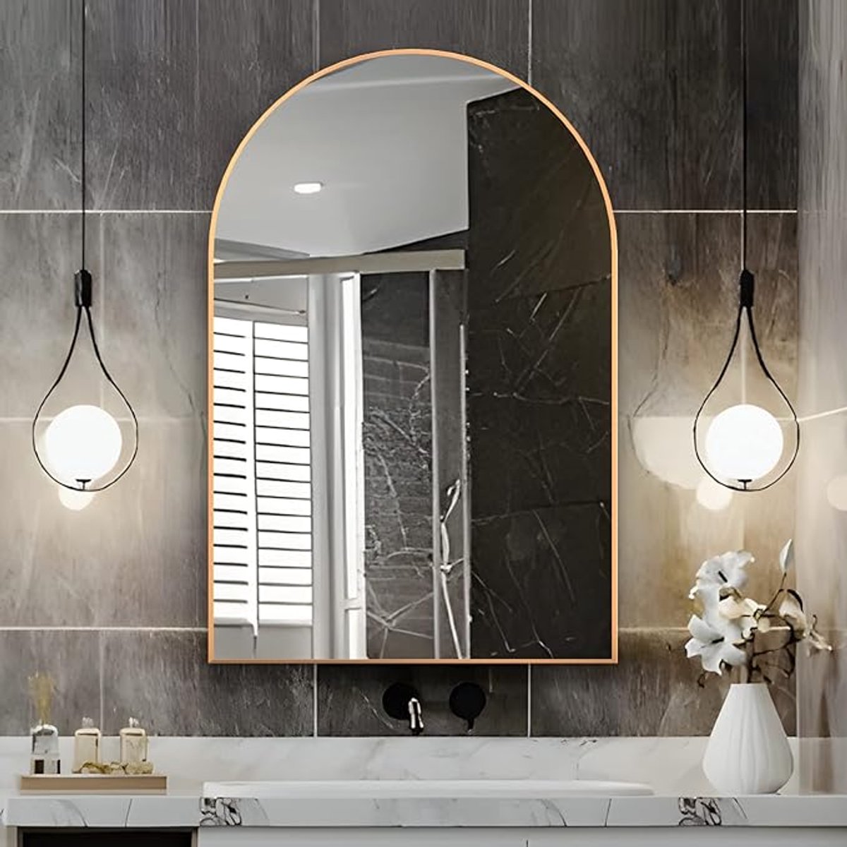 Gebogen Wandspiegel 50x75 cm - Gouden Metalen Frame - Moderne Badkamerspiegel - Decoratieve Spiegel Voor Wastafel Slaapkamer Woonkamer En Hal - Luxe Design Spiegel