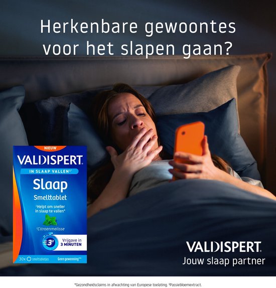 Vrouw ligt in bed met smartphone. Naast haar staat Valdispert Slaap Smelttablet. "Herkenbare gewoontes voor het slapen gaan?"