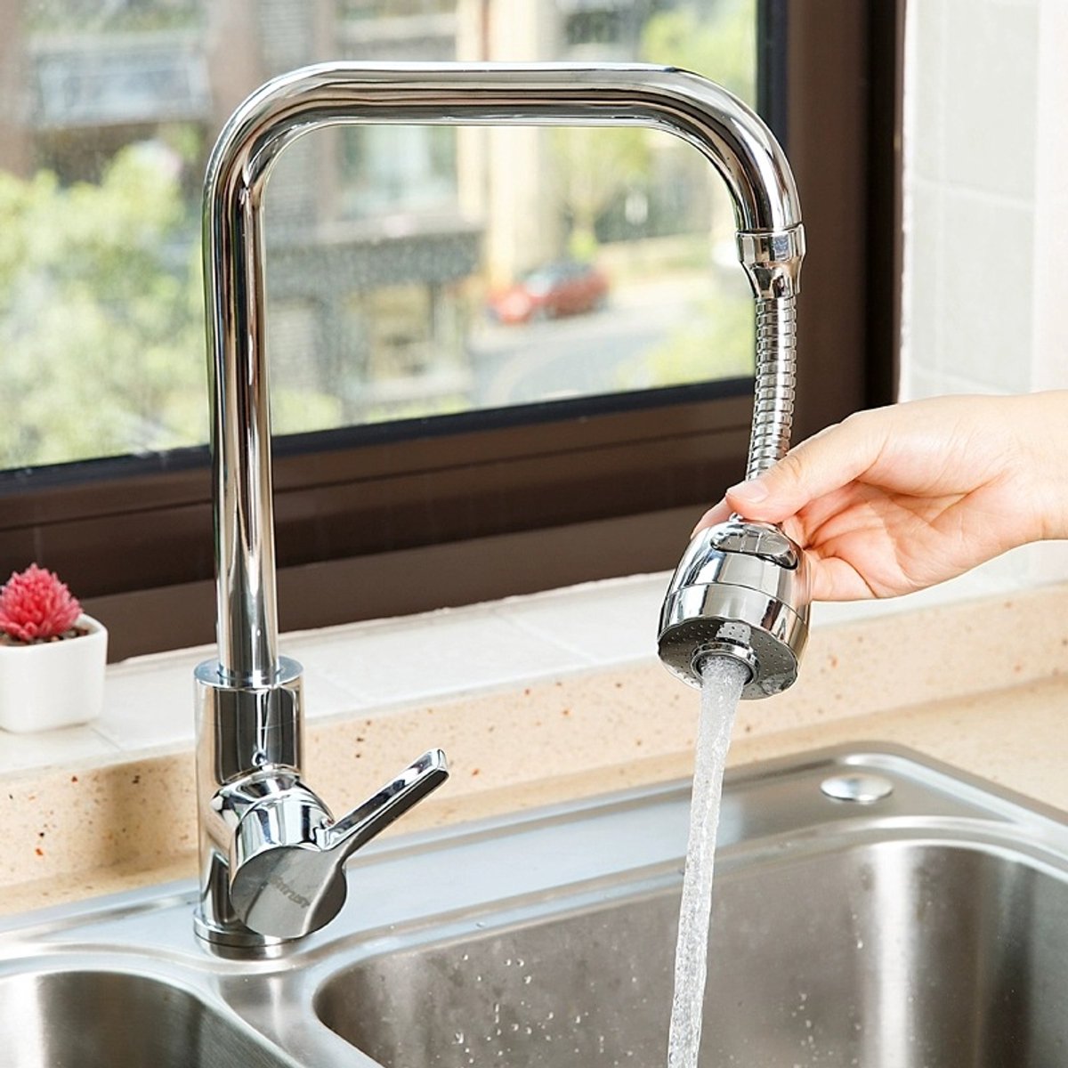 Waterbesparende kraanbeluchter met filter; 360° draaibare keukenkraankop met twee instelbare straalstanden en filterfunctie.