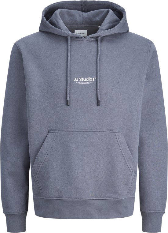 Grijze hoodie met capuchon, trekkoord en een buidelzak aan de voorkant met 'JJ Studios' logo.