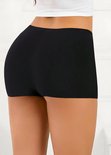 Model draagt een zwarte, naadloze midi short.