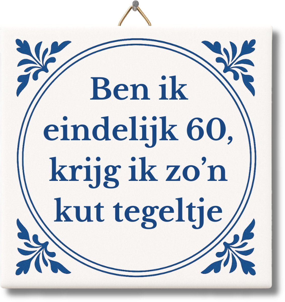 Tegeltje met Tekst - Premium Verpakt – Ben ik eindelijk 60, krijg ik zo'n kut tegeltje – Cadeau 60 jaar verjaardag – Grappig Tegeltje van NietMokken.nl met ophanghaakje – Inclusief premium verpakking, gratis viltje en ansichtkaart – Glossy