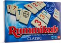 De Rummikub Classic speldoos met cijfertegels met de cijfers 3, 5 en 7 in rood, blauw en oranje.