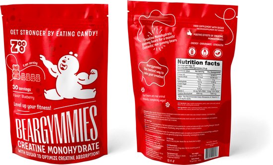 Twee rode ZOOO-verpakkingen, één met watermeloen, één met bosbessensmaak. Vijf rode beren-gummies ernaast.
