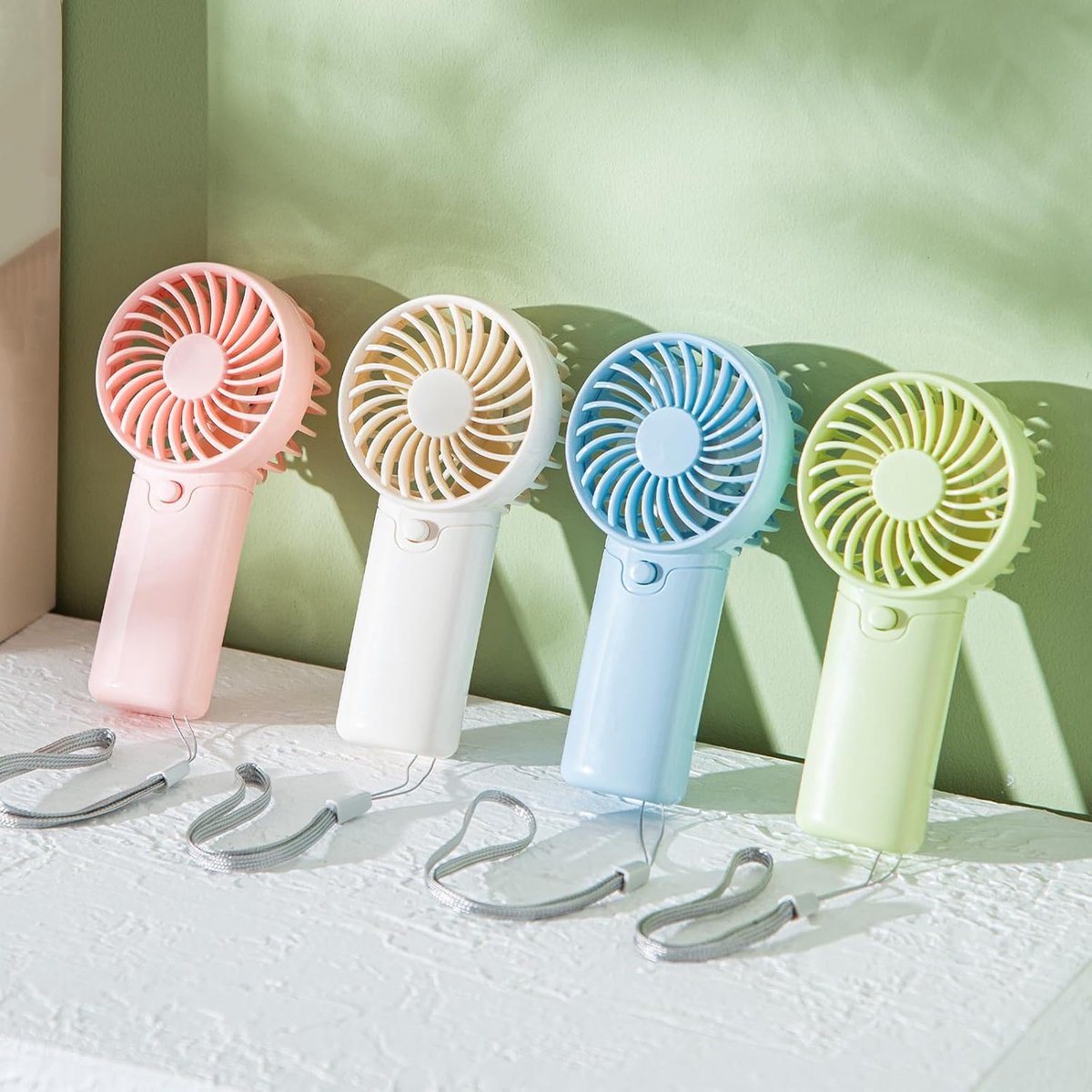 Mini draagbare ventilatoren - 4-pack - 12,7 cm - Werkt op batterijen - Lichtgewicht handventilator - Eén snelheid - Met draagkoord - Stille persoonlijke ventilatoren - Geschikt voor kantoor/buiten/reizen/woon-werkverkeer/make-up