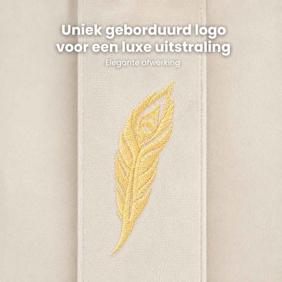Gouden geborduurd veertje op een crème band van een yoga bolster.