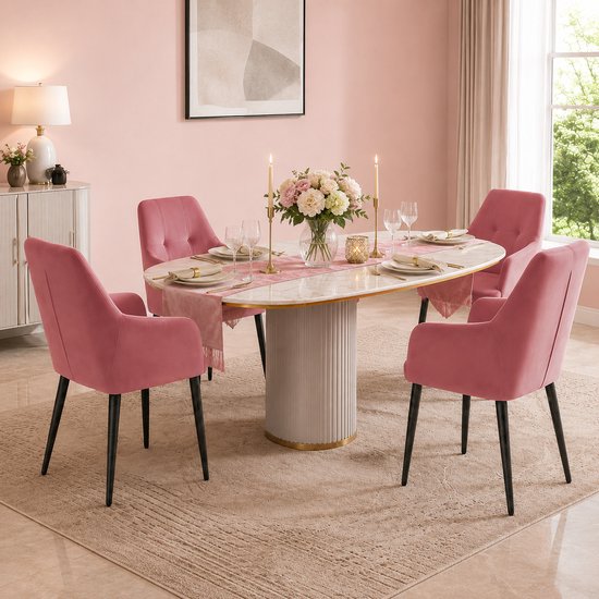 Eettafel met marmerlook blad en gouden rand, geflankeerd door vier roze fluwelen stoelen met armleuningen.