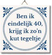 Wit tegeltje met Delfts blauwe rand. Tekst: 'Ben ik eindelijk 40, krijg ik zo'n kut tegeltje'.