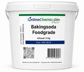 Witte emmer met het label 'OnlineChemicaliën Bakingsoda Foodgrade 5 kg'. Bevat een barcode en lotnummer.