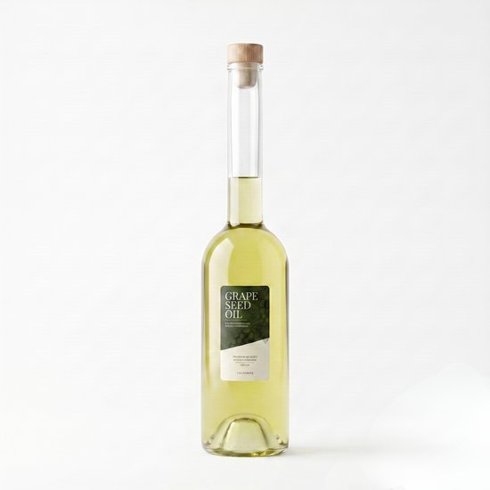 Glazen fles met lichtgele druivenpitolie, 200ml, met een groen label en houten dop.