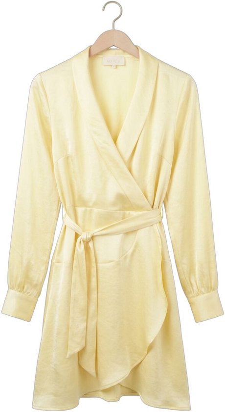 Robe portefeuille jaune beurre avec ceinture nouée et manches longues.