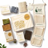 Een geschenkset met Aleppo-zepen, waaronder een shampoo bar, luxe zeep en een accessoirehouder, met groen en bruine zepen.