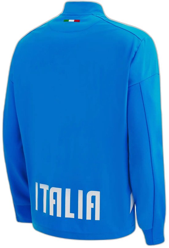 Azuren jas met 'ITALIA' in witte letters op de rug. Italiaanse vlagkleuren op de kraag.