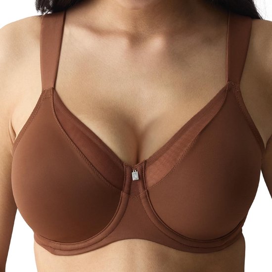 Bruine beugelbeha gedragen op een model, met brede bandjes en mesh details.