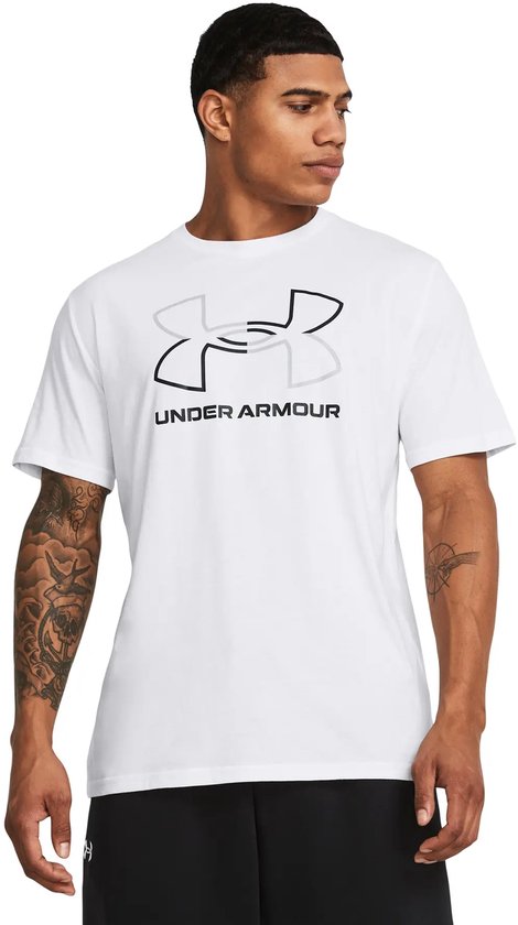 Man met tatoeages draagt wit Under Armour sportshirt met groot logo.