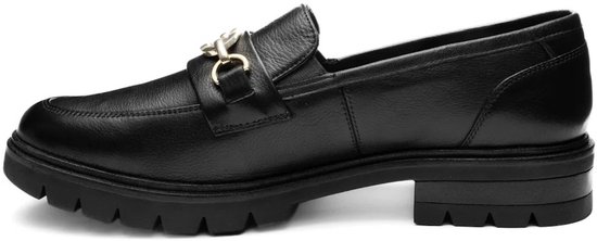 Zwarte leren Ara loafer met goudkleurige schakeldetail en dikke zool, van de zijkant gezien.