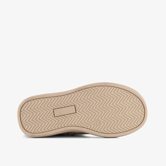 Onderkant van een beige suède enkellaarsje met visgraatprofiel en maat 25.