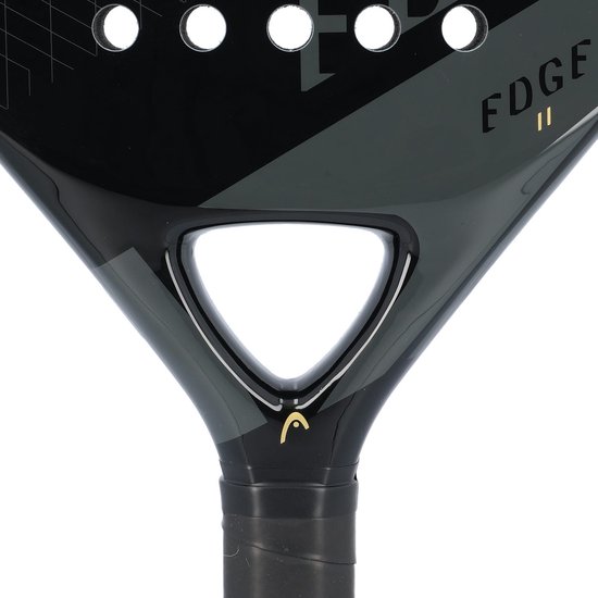 Detail van de zwarte padelracket van Head, met een driehoekige opening en gouden accenten.