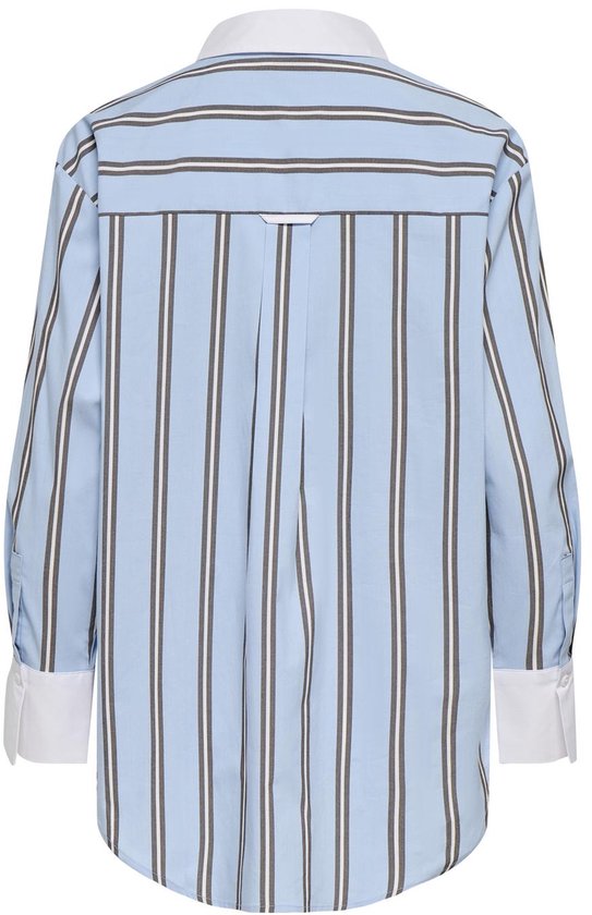 Lichtblauwe blouse met verticale strepen in wit, donkergrijs en lichtgrijs. Witte boorden en kraag.