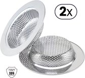Twee roestvrijstalen gootsteenfilters met fijne gaatjes. Het ene filter rust op het andere. Logo "STAINLESS STEEL 304" en "2x" zijn zichtbaar.