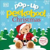 Een kerstbeer in kerstmanpak zit voor een kerstboomlandschap met sneeuwvlokken. Tekst: Pop-Up Peekaboo Christmas.