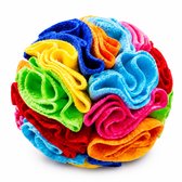 Kleurrijke bal gemaakt van opgerolde stroken stof in blauw, groen, geel, oranje, roze en rood.