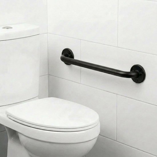 Zwarte wandbeugel naast een toilet, gemonteerd op witte tegels.