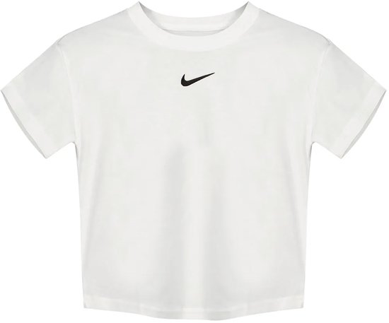 Wit T-shirt met korte mouwen en een klein zwart Nike logo op de borst.